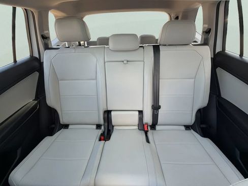 Used 2021 Volkswagen Tiguan SE w/ Panoramic Sunroof Package AWD/4WD image 17