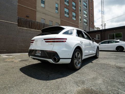 Used 2022 Genesis GV70 3.5T Sport w/ Sport Advanced Package AWD/4WD image 3
