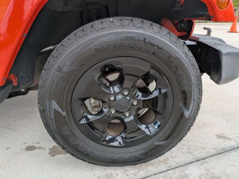 Used 2015 Jeep Wrangler Unlimited Sahara w/ Connectivity Group image 8