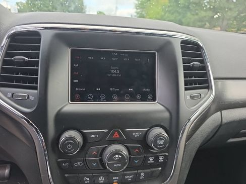 Used 2018 Jeep Grand Cherokee Laredo AWD/4WD image 17
