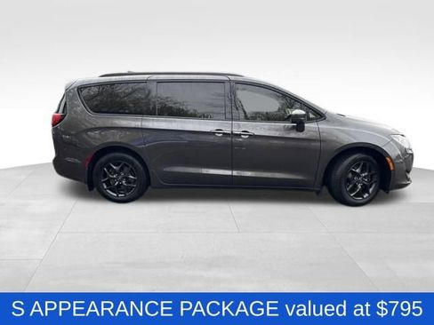 Used 2020 Chrysler Pacifica Touring-L Plus image 8