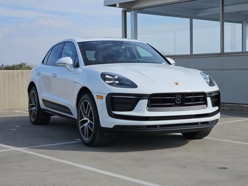 Certified 2025 Porsche Macan image 10