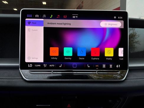 Used 2026 Volkswagen Tiguan SE FWD image 33