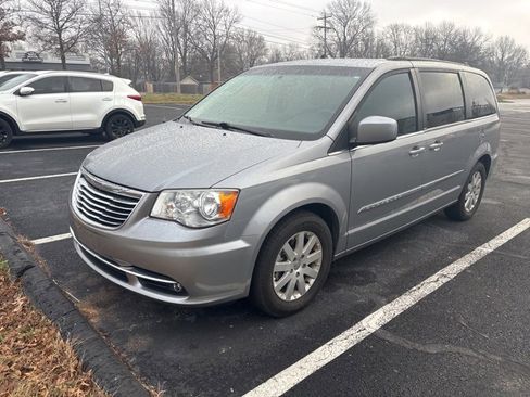 Used 2014 Chrysler Town & Country Touring image 1