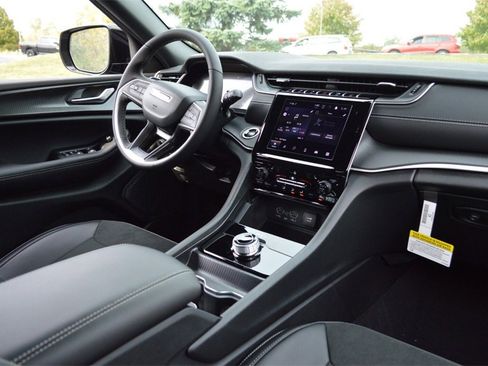 New 2025 Jeep Grand Cherokee Altitude image 32