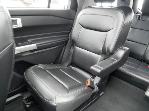 Used 2022 Ford Explorer XLT w/ Equipment Group 202A AWD/4WD image 12