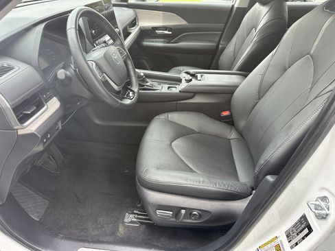 Used 2024 Toyota Grand Highlander AWD image 9