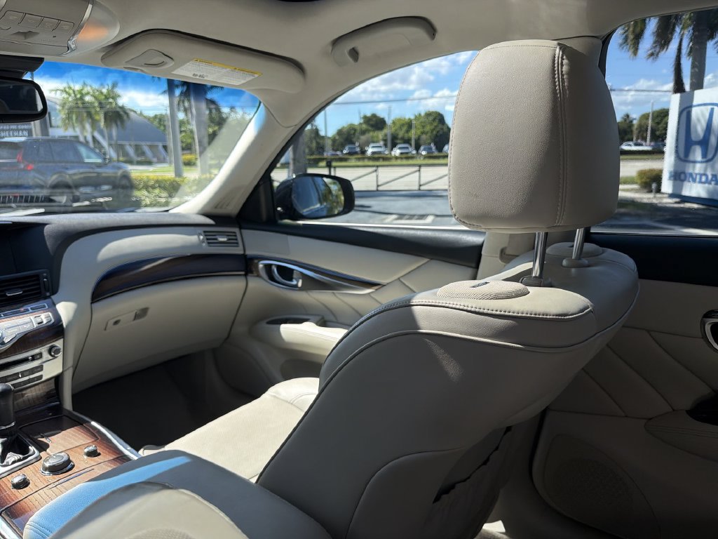 Used 2015 INFINITI Q70 L 3.7 w/ Deluxe Touring Package RWD image 11