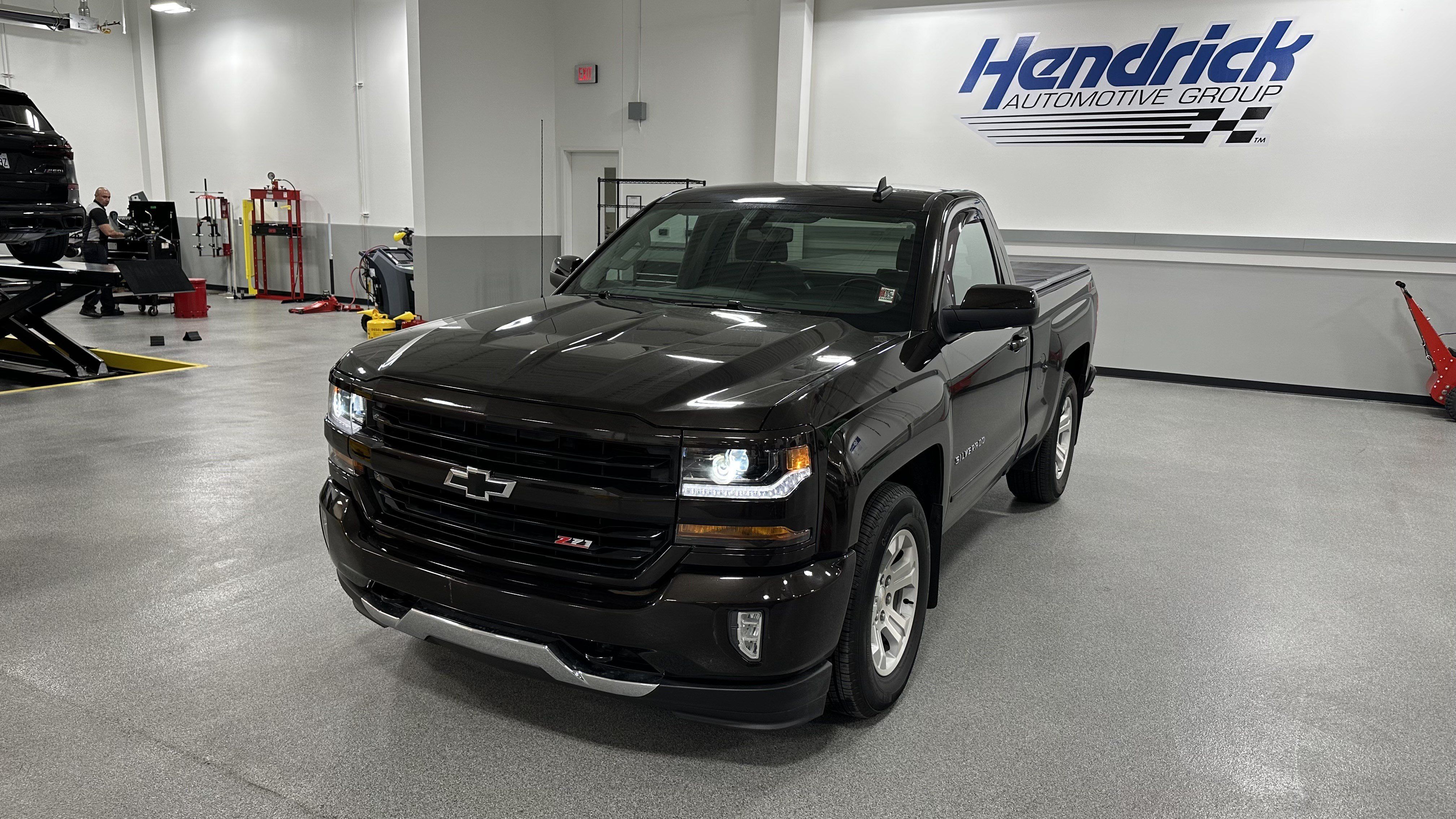 Used 2018 Chevrolet Silverado 1500 LT w/ LT Convenience Package AWD/4WD image 3