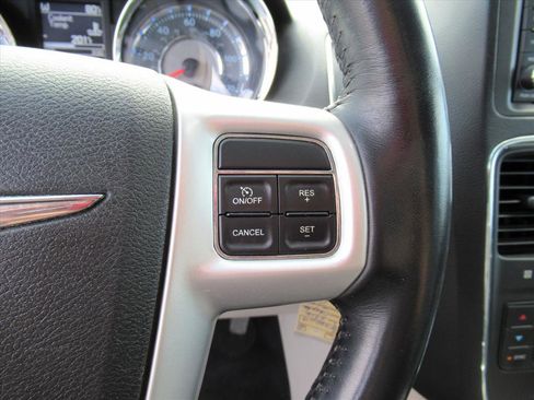 Used 2016 Chrysler Town & Country Touring image 18