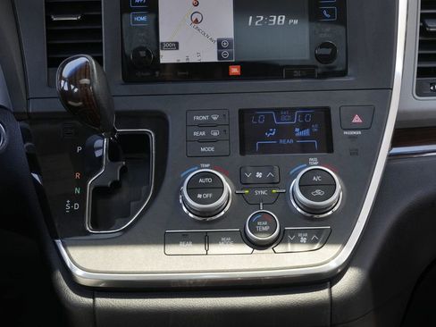 Used 2017 Toyota Sienna AWD image 43