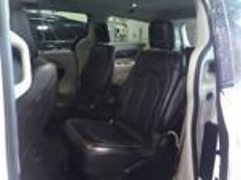 Used 2024 Chrysler Pacifica Touring-L FWD image 9