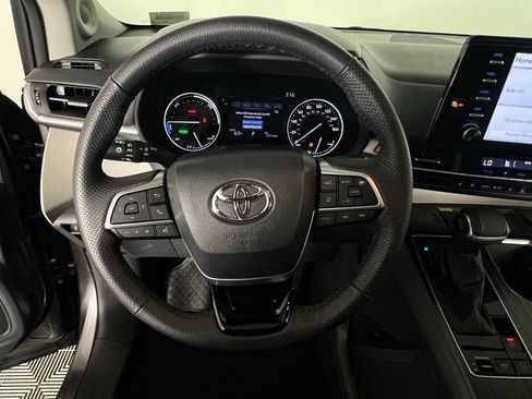 Used 2023 Toyota Sienna Limited image 13