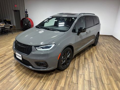 Used 2025 Chrysler Pacifica Limited FWD image 3