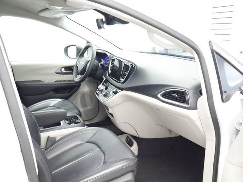 Certified 2023 Chrysler Pacifica Touring-L FWD image 22