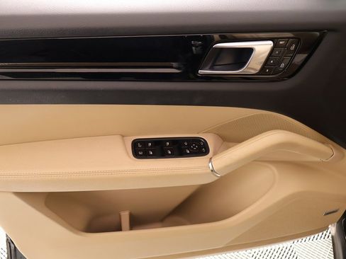 Used 2020 Porsche Cayenne Base image 18