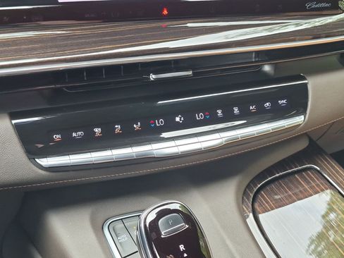Used 2022 Cadillac Escalade ESV Premium Luxury AWD/4WD image 21
