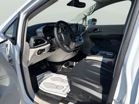 Used 2022 Chrysler Pacifica Touring-L FWD image 15