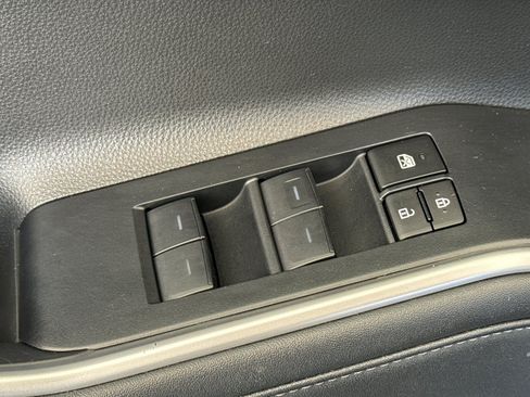 Used 2024 Toyota Highlander XLE FWD image 13