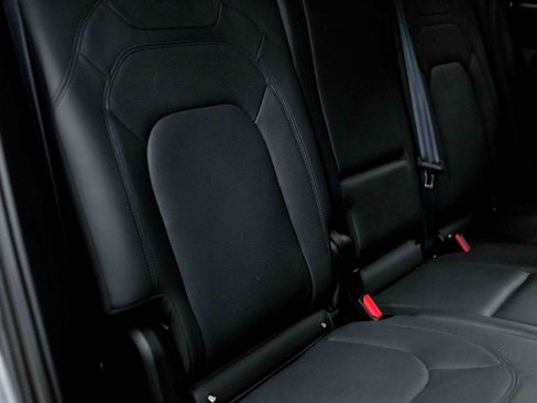 Used 2023 Land Rover Defender 130 SE image 74