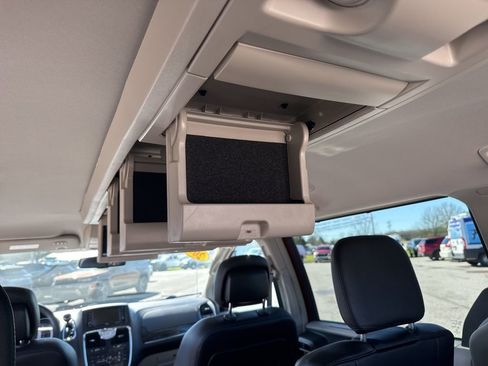 Used 2015 Chrysler Town & Country Touring image 15