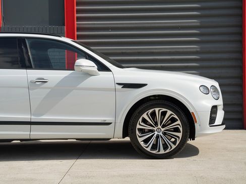 Used 2021 Bentley Bentayga V8 w/ First Edition Specification image 11