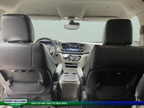 Used 2024 Chrysler Pacifica Touring-L image 31