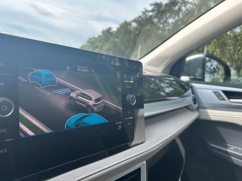 New 2025 Volkswagen Taos SE w/ Panoramic Sunroof Package image 14