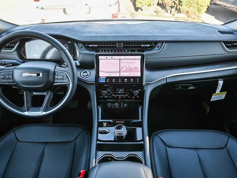 New 2025 Jeep Grand Cherokee Limited image 24