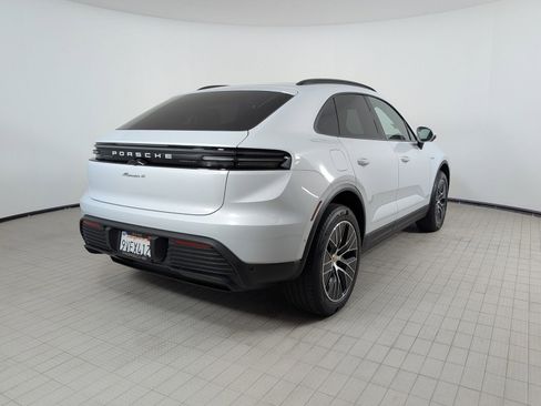 Certified 2025 Porsche Macan 4 Electric AWD/4WD image 9