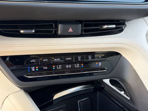 Used 2022 Buick Envision Avenir w/ Technology Package II FWD image 29