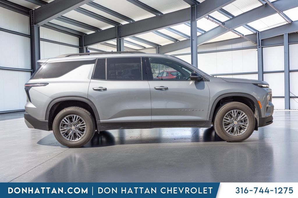 Used 2024 Chevrolet Traverse LT FWD image 28