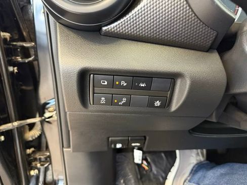 Used 2020 Nissan Kicks S image 19