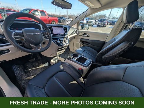 Used 2024 Chrysler Pacifica Touring-L image 2