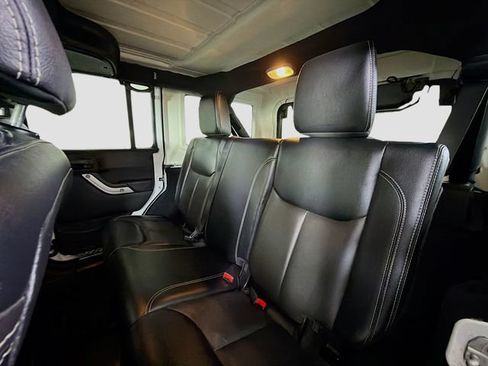 Used 2015 Jeep Wrangler Unlimited Rubicon w/ Connectivity Group AWD/4WD image 20