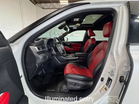 Used 2024 Toyota Highlander XSE AWD/4WD image 12