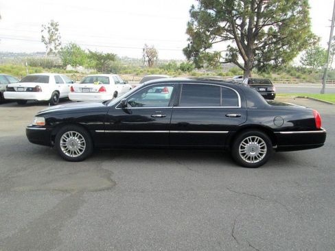 Used 2011 Lincoln Town Car Executive L image 4