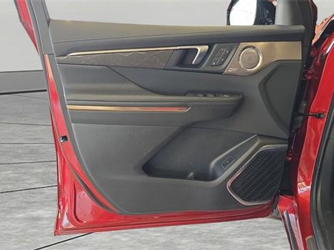 Used 2025 Buick Enclave Avenir image 24