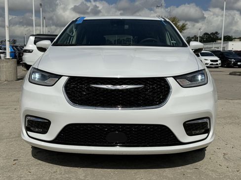 Used 2023 Chrysler Pacifica Touring-L image 15