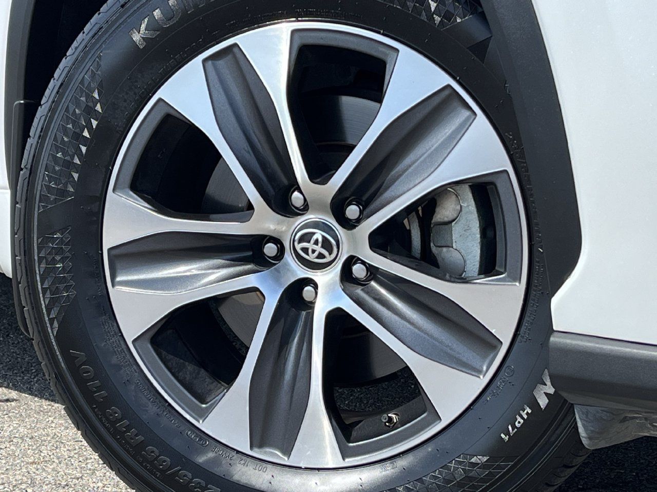 Used 2024 Toyota Highlander XLE FWD image 28