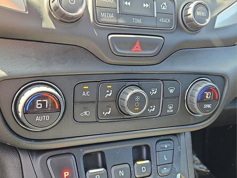 Used 2018 GMC Terrain SLE w/ Driver Convenience Package AWD/4WD image 16