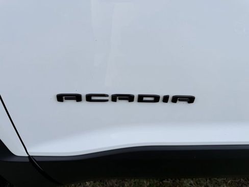 Certified 2023 GMC Acadia SLT image 9