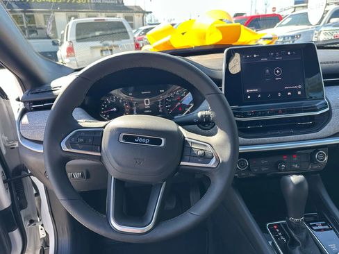 Used 2025 Jeep Compass Latitude image 22
