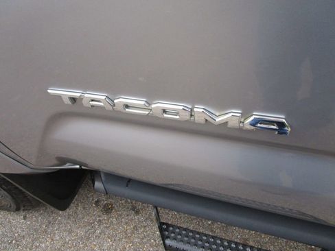 Used 2017 Toyota Tacoma Limited image 17