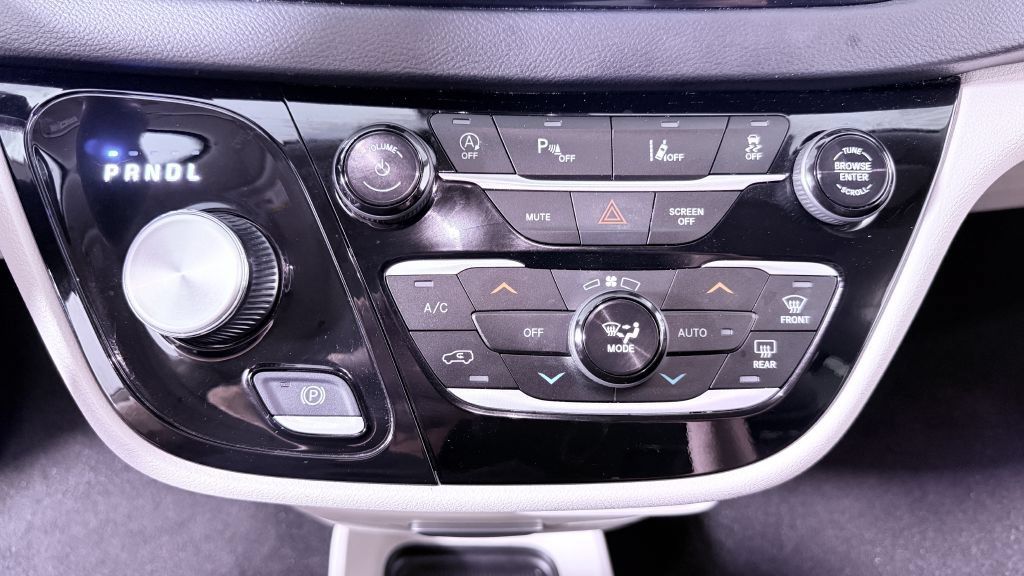 Used 2023 Chrysler Pacifica Touring-L FWD image 15