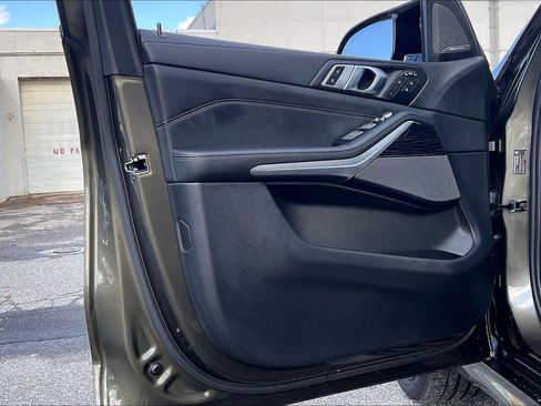 Used 2025 BMW X7 M60i image 24