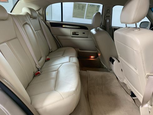 Used 2009 Lincoln Town Car Signature L image 34