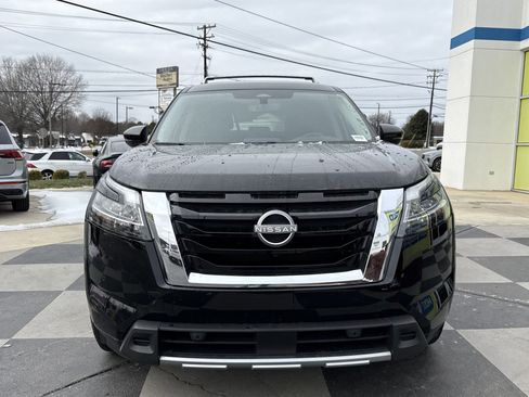 Used 2024 Nissan Pathfinder SL image 3