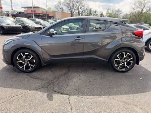 Used 2021 Toyota C-HR XLE image 2