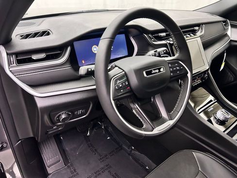 New 2025 Jeep Grand Cherokee Altitude image 11
